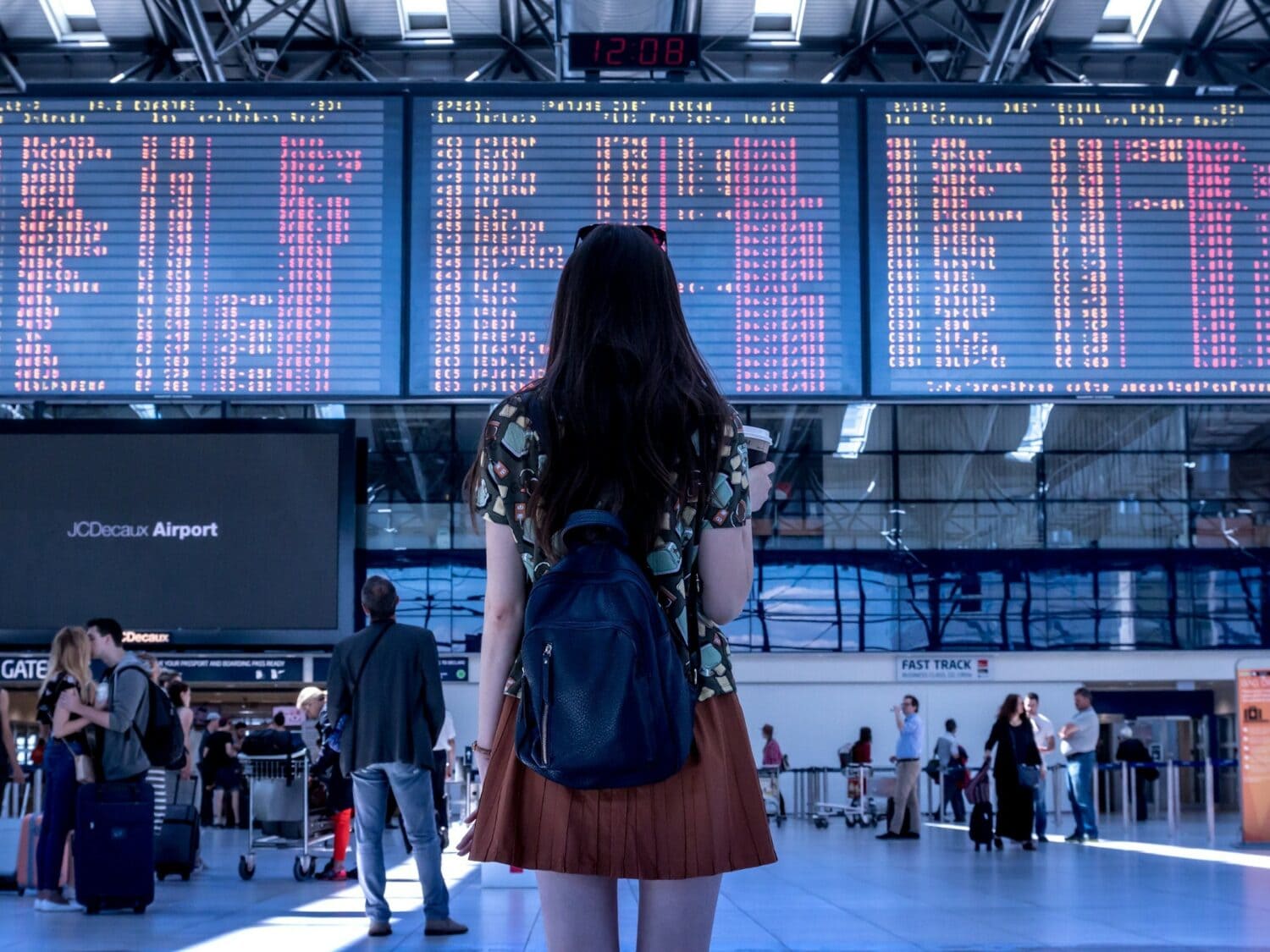 Women at airport - Image by Jan Vasek from Pixabay